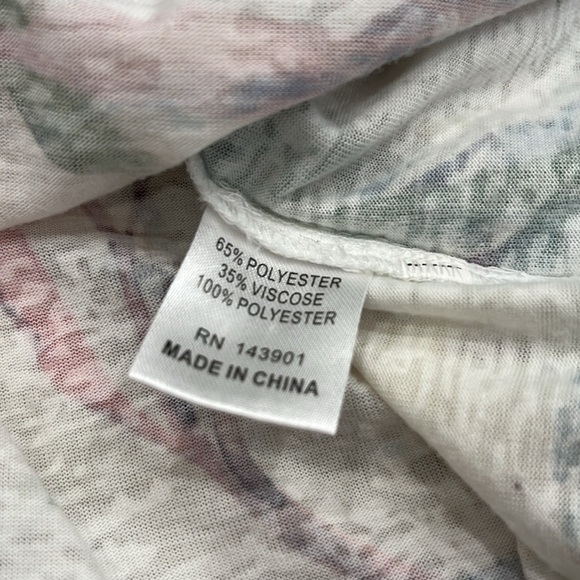 Coco + Carmen | 3D Print‎ Watercolor Floral Tee | Small/Medium - Picture 10 of 11